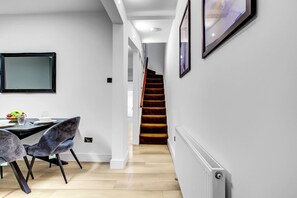 Interior - Large Semi-detached 4BD 3Bath Long Stay Discount, Wifi, Driveway Parking, Garage (Hounslow)