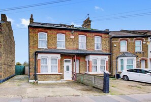 Exterior - Large Semi-detached 4BD 3Bath Long Stay Discount, Wifi, Driveway Parking, Garage (Hounslow)