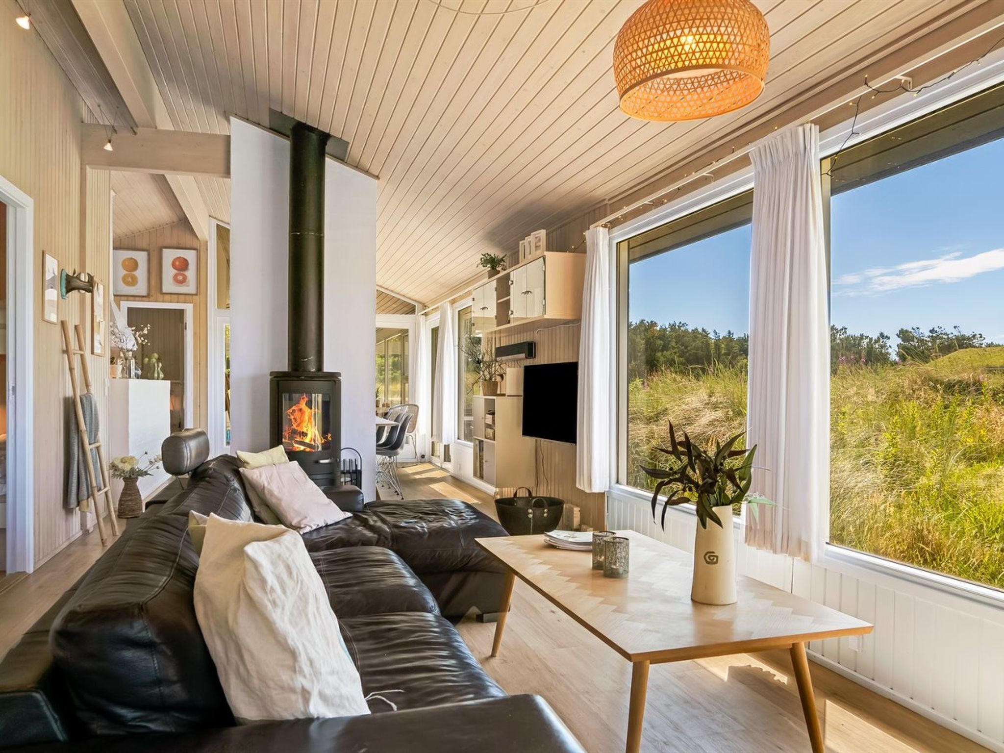 Een televisie en een open haard