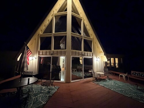 Well-Equipped Lakefront Home on a Large Lot with Dock Access and Sunset Views