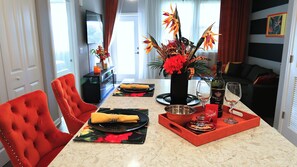 Dining - Bird of Paradise l 1BD Lux King in NE Jax (Jacksonville)