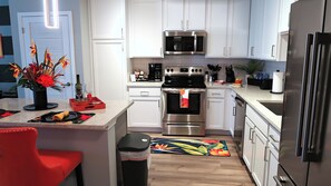 Private kitchen - Bird of Paradise l 1BD Lux King in NE Jax (Jacksonville)