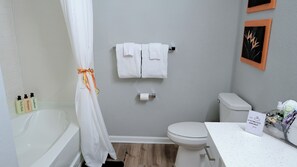 Hair dryer, towels, soap, toilet paper - Bird of Paradise l 1BD Lux King in NE Jax (Jacksonville)