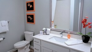 Hair dryer, towels, soap, toilet paper - Bird of Paradise l 1BD Lux King in NE Jax (Jacksonville)
