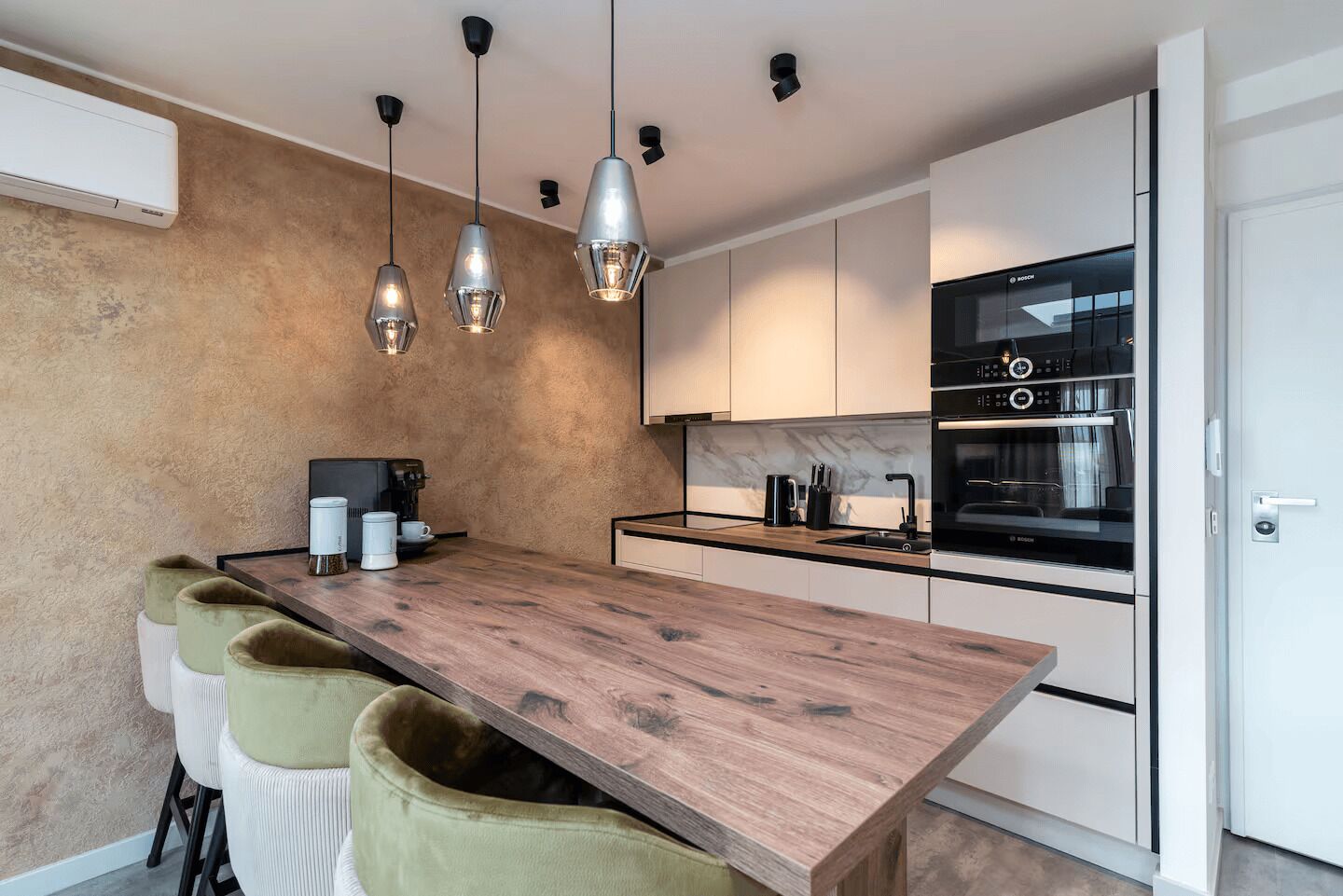 Kühlschrank, Mikrowelle, Ofen, Geschirrspüler