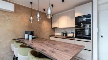 Kühlschrank, Mikrowelle, Ofen, Geschirrspüler