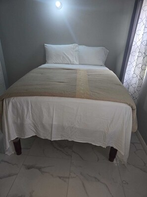 Iron/ironing board, WiFi, bed sheets - Adorable 2-bedroom townhome with AC in charming gated community in Portmore (Portmore)