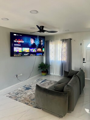 TV - Adorable 2-bedroom townhome with AC in charming gated community in Portmore (Portmore)