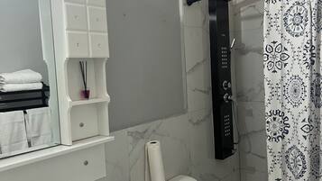 Douche, sĂšche-cheveux, serviettes fournies, savon