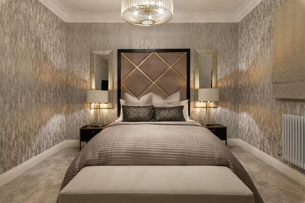 A bedroom with a large bed, two bedside tables, a chandelier, and a large mirror. - Family/small Group - Parking - Wifi - Sleeps 6 (Edinburgh)