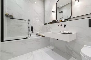 Combined shower/bathtub, deep-soaking bathtub, hair dryer, towels - Family/small Group - Parking - Wifi - Sleeps 6 (Edinburgh)