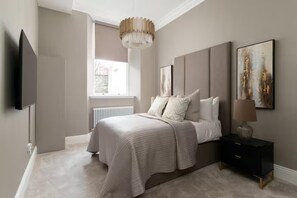 3 bedrooms, iron/ironing board, WiFi (free), bed sheets - Family/small Group - Parking - Wifi - Sleeps 6 (Edinburgh)