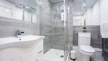 Shower, hair dryer, bidet, towels