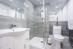 Shower, hair dryer, bidet, towels - Stylish Modern Apt in Central Manchester City Centre (Manchester)