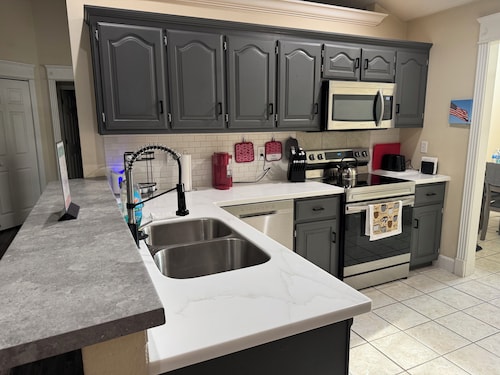 Phenomenal 5-bedroom house with AC in Saint Robert, 10 minutes from FLW