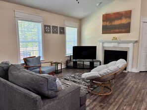 Smart TV - Phenomenal 5-bedroom house with AC in Saint Robert, 10 minutes from FLW (Saint Robert)