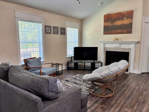 Phenomenal 5-bedroom house with AC in Saint Robert, 10 minutes from FLW