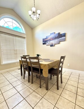 Dining - Phenomenal 5-bedroom house with AC in Saint Robert, 10 minutes from FLW (Saint Robert)