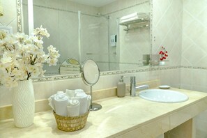Hair dryer, towels, soap, shampoo - CUBA HOUSE (Benalmádena)