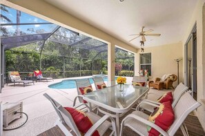 Outdoor dining - Be joined by the Waterlefe Golf and River Club community in fitness and leisure. (Bradenton)