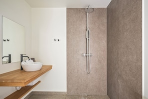 Shower, hair dryer, towels, toilet paper - Fantastic vacation rental with wide views of valley, forest and own vineyard! (Zonnebeke)