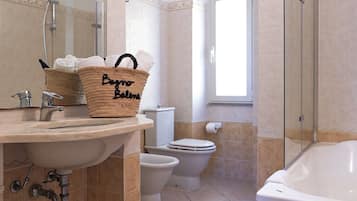 Secador de cabelo, toalhas de banho, sabonete, papel higiênico