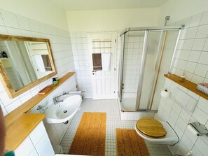 Shower, hair dryer, towels, soap - Enchanting oasis of peace to relax in. Pet friendly! (Herzogsreut)