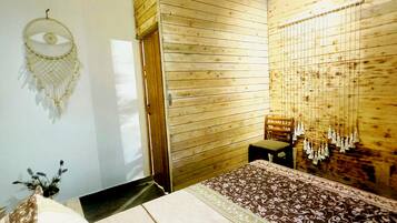 1 bedroom, bed sheets