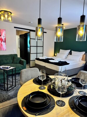 2 bedrooms, desk, iron/ironing board, free WiFi - Arrive & feel good - your stylish home (Dresden)