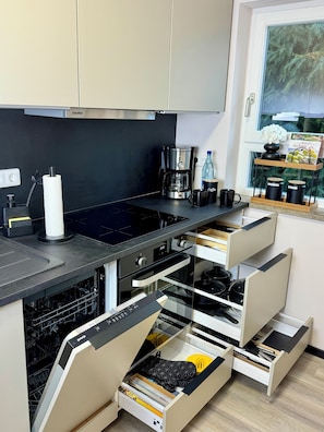Coffee/tea maker, fridge, microwave, oven - Arrive & feel good - your stylish home (Dresden)