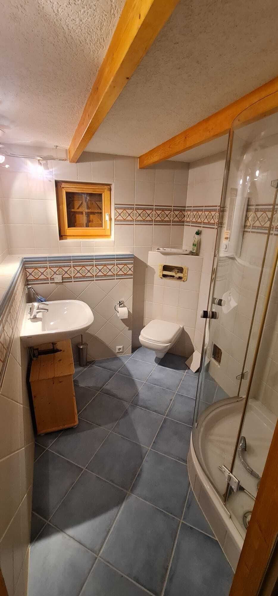 Haartrockner, Handtücher, Seife, Toilettenpapier