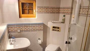 Haartrockner, Handtücher, Seife, Toilettenpapier