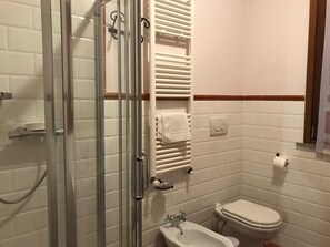 Dutxa, assecador de cabells, bidet i tovalloles 