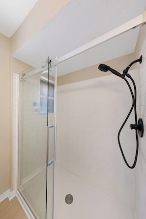 Douche, sèche-cheveux, serviettes fournies, savon