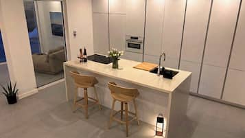 Réfrigérateur, micro-ondes, four, plaque de cuisson