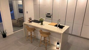 Fridge, microwave, oven, stovetop - Modern villa "Quinta do Vale" - Private oasis in Meco (Sesimbra)