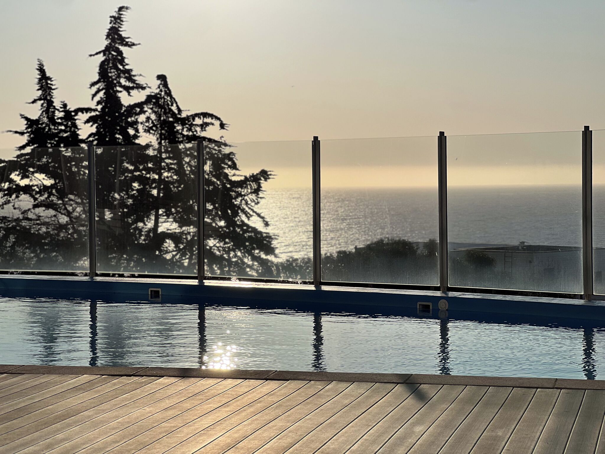 Una piscina al aire libre de temporada