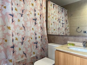 Apartamento Confort, balcón, vistas al mar | Baño