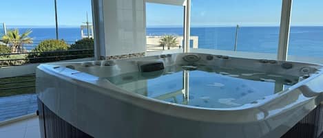 Apartment | Outdoor spa tub
