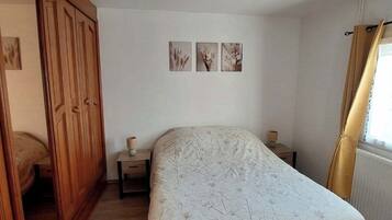 Fer et planche à repasser, accès Internet, draps fournis