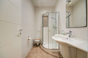Shower, hair dryer, towels, soap - Swieqi, Luxury Apartmen/3BD- 2BH,sleeps 6 (Is-Swieqi)