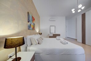 3 habitaciones, tabla de planchar con plancha, wifi y ropa de cama 