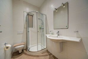 Shower, hair dryer, towels, soap - Swieqi, Luxury Apartmen/3BD- 2BH,sleeps 6 (Is-Swieqi)