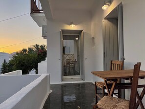 Outdoor dining - Constantza's House (Naousa)