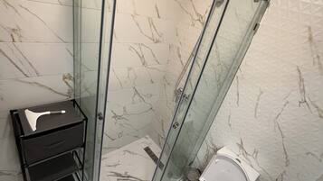 Dusche, Haartrockner, Bidet, HandtĂŒcher