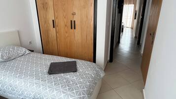 2 quartos, ferros/tábuas de passar roupa, Wi-Fi, roupa de cama