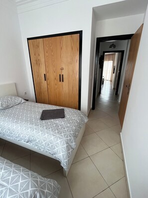 2 quartos, ferros/tábuas de passar roupa, Wi-Fi, roupa de cama