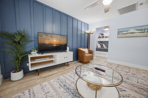 2 bedrooms, free WiFi, bed sheets - Cozy townhome open loft in beautiful Miramar Beach 4 min from the beach (Miramar Beach)