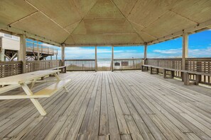 Outdoor dining - Cozy townhome open loft in beautiful Miramar Beach 4 min from the beach (Miramar Beach)