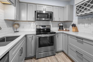 Fridge, microwave, oven, stovetop - Cozy townhome open loft in beautiful Miramar Beach 4 min from the beach (Miramar Beach)